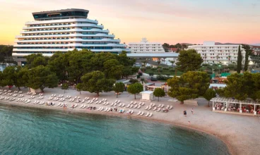 Hotel jest ulokowany wprost przy plaży