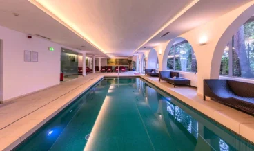 Pytloun Schlosshotel Weikersdorf to hotel z basenem nieopodal Wiednia
