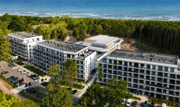 Wystarczy przejść 60 metrów ścieżką przez nadmorski las, by trafić na plażę