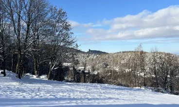 Widoki na zimowe Karkonosze z hotelu
