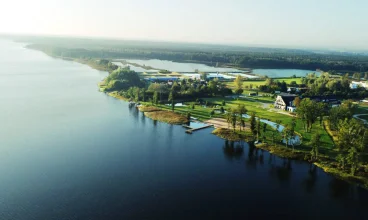 Natural Hotel na Mazurach jest położony bezpośrednio nad jeziorem