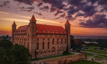 Zamek Gniew o zachodzie słońca
