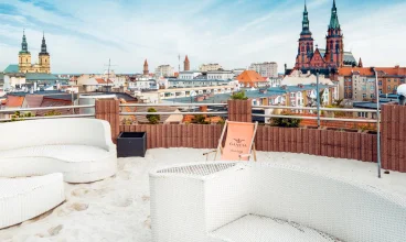 Wyróżnikiem hotelu jest plaża na dachu z okazałym widokiem na miasto