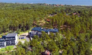 Resort Mariner jest otoczony nadmorskim lasem