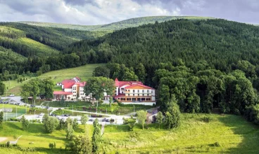 Hotel Malinowy Dwór jest malowniczo położony w sercu Gór Izerskich