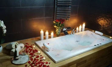 Obiekt oferuje kąpiele z hydromasażami np. w mleku