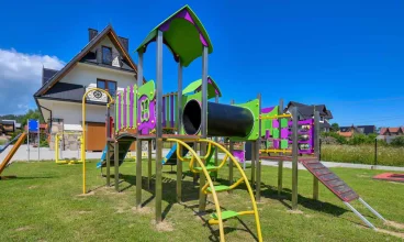 W ogrodzie na najmłodszych gości czeka plac zabaw