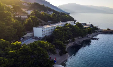 Kompleks jest położony wprost nad Adriatykiem