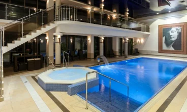 Obok wewnętrznego basenu w strefie wellness znajduje się jacuzzi