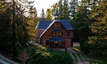 Obiekt jest otoczony parkiem i lasem