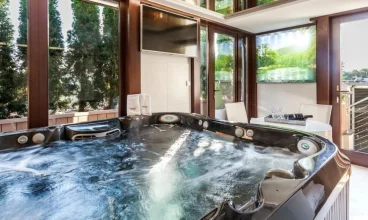 Niektóre pokoje posiadają jacuzzi i saunę 