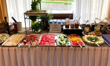 Każdy poranek rozpoczyna się od śniadania (przeważnie w formie bufetu)