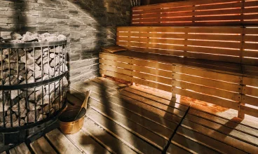 Goście mogą zrelaksować się w saunie oraz jacuzzi