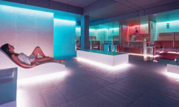 Przygotowano tutaj kryty basen, jacuzzi i sauny