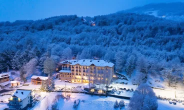 Hotel Elbrus SPA & Wellness jest zlokalizowany w atrakcyjnym zimą Szczyrku