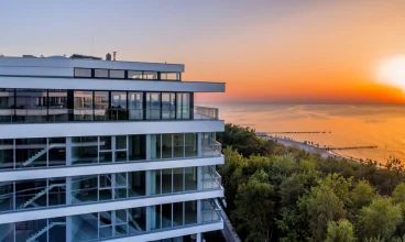 Dune Beach Resort otoczony jest nadmorską zielenią