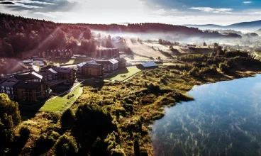 Lake Hill Apartments są położone nad zalewem Sosnówka z widokiem na góry