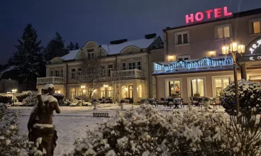 Przypominający pałac Hotel Arkadia Royal w Aninie