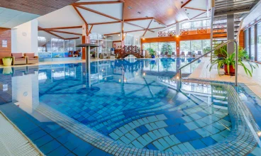 Hotel wyróżnia się przestronnym basenem relaksacyjnym