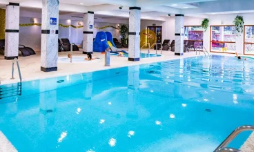 Malowniczo położony Hotel z  dużym basenem, brodzikiem i jacuzzi