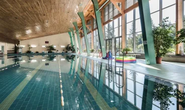 Hotel posiada duży basen, saunę suchą, salę fitness, centrum spa & wellness