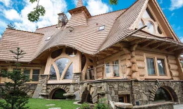 Tradycyjna architektura willi wpisuje się w lokalny klimat okolicy