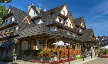 Dach obiektu pokryto tradycyjnym gontem