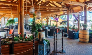 Latem okolica hotelu zachęca do relaksu na powietrzu