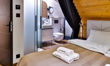 W domku 6-os. każda sypialnia posiada własną łazienkę i balkon