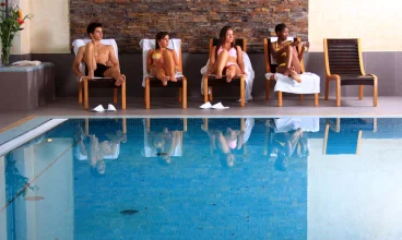 Przy basenie ustawiono leżaki