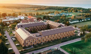 Resort mieści się blisko bałtyckiej plaży w Grzybowie