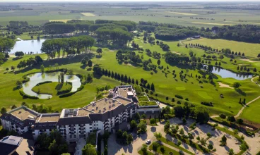 Hotel mieści się w malowniczej i spokojnej okolicy przy polu golfowym