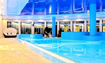 Niewątpliwym atutem hotelu jest atrakcyjna strefa basenowa