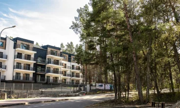 Resort Mariner sąsiaduje z nadmorskim lasem