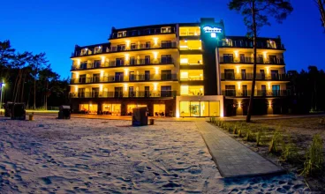 Resort jest położony przy samej wydmie, zaledwie 100 metrów od plaży w Łebie