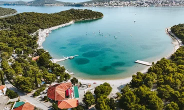 Plaża jest położona nad zatoką, dzięki czemu woda jest tu idealna do pływania