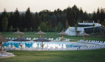 W hotelu są zewnętrzne i wewnętrzne baseny termalne