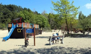 Tuż obok hotelu znajduje się nadmorski plac zabaw na wydmie