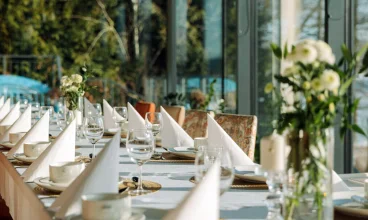 Uroczyste śniadanie wielkanocne z tradycyjnymi potrawami i regionalnymi smakami