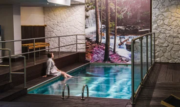 Dwa Potoki Resort to noclegi w Karpaczu z niewielkim krytym basenem