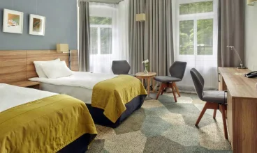 Duże okna zapraszają do pokoju zieleń uzdrowiska