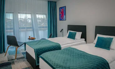 W sypialni znajdują się wygodne łóżka typu king size