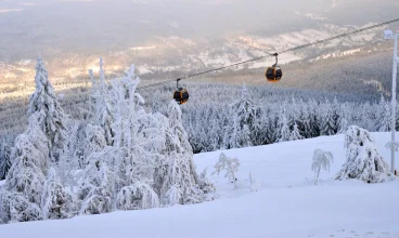 Hotel Era dzieli tylko 200 m do dolnej stacji kolejki gondolowej