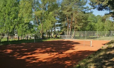 Na terenach hotelu jest kort tenisowy