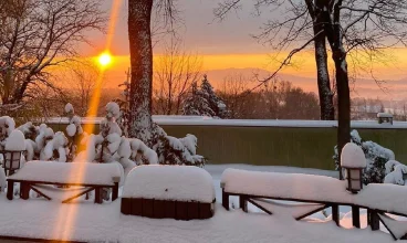 Z hotelu można napawać się widokami Beskidów