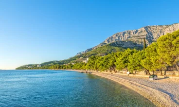 Hotel jest położony nad Adriatykiem przy najdłuższej plaży Makarskiej Riwiery