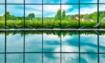 Hotel posiada wewnętrzną i zewnętrzną strefę basenową