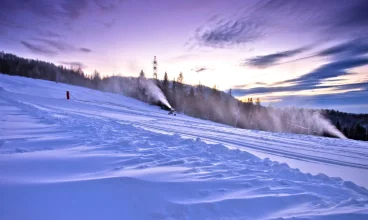 Niedaleko znajdują się stoki Jaworzyny Krynickiej i Wierchomli