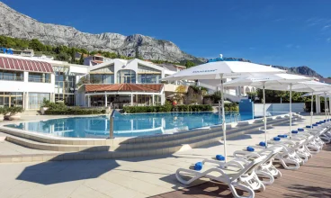 Hotel znajduje się między Adriatykiem i masywem górskim Biokovo