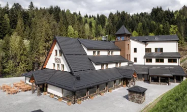 Hotel Żywiecki jest położony u stóp góry Jastrzębica, niedaleko Żywca